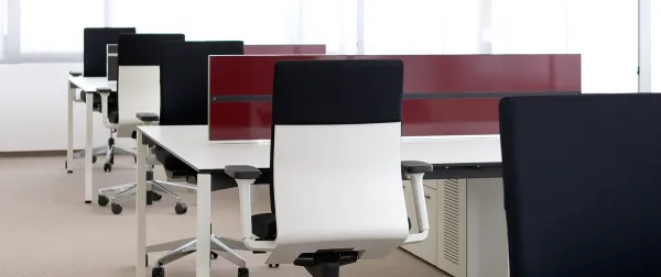Wilkhahn-Stühle aus dem Programm Neos in einem Büro