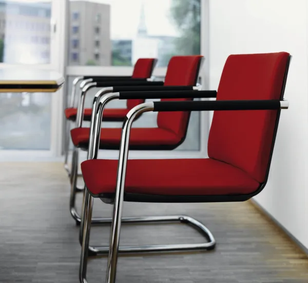 Wilkhahn-Stühle aus dem Programm Neos in einem Büro