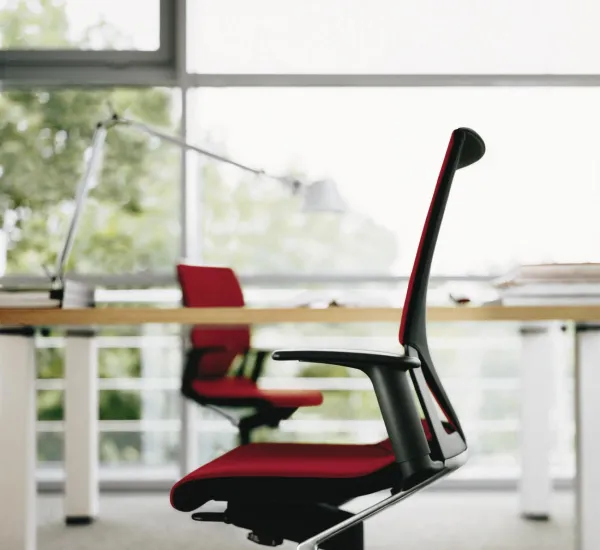 Wilkhahn-Stühle aus dem Programm Modus in einem Büro