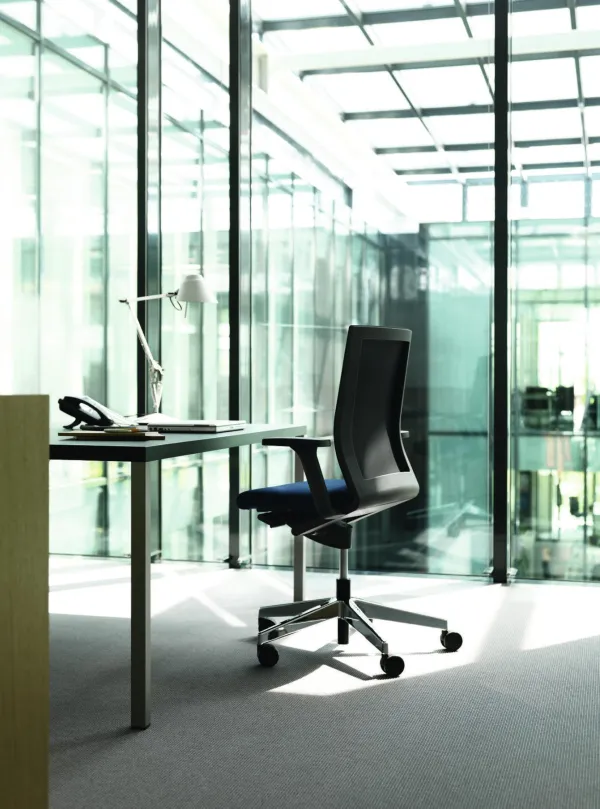 ein Wilkhahn-Stuhl aus dem Programm Neos in einem Büro